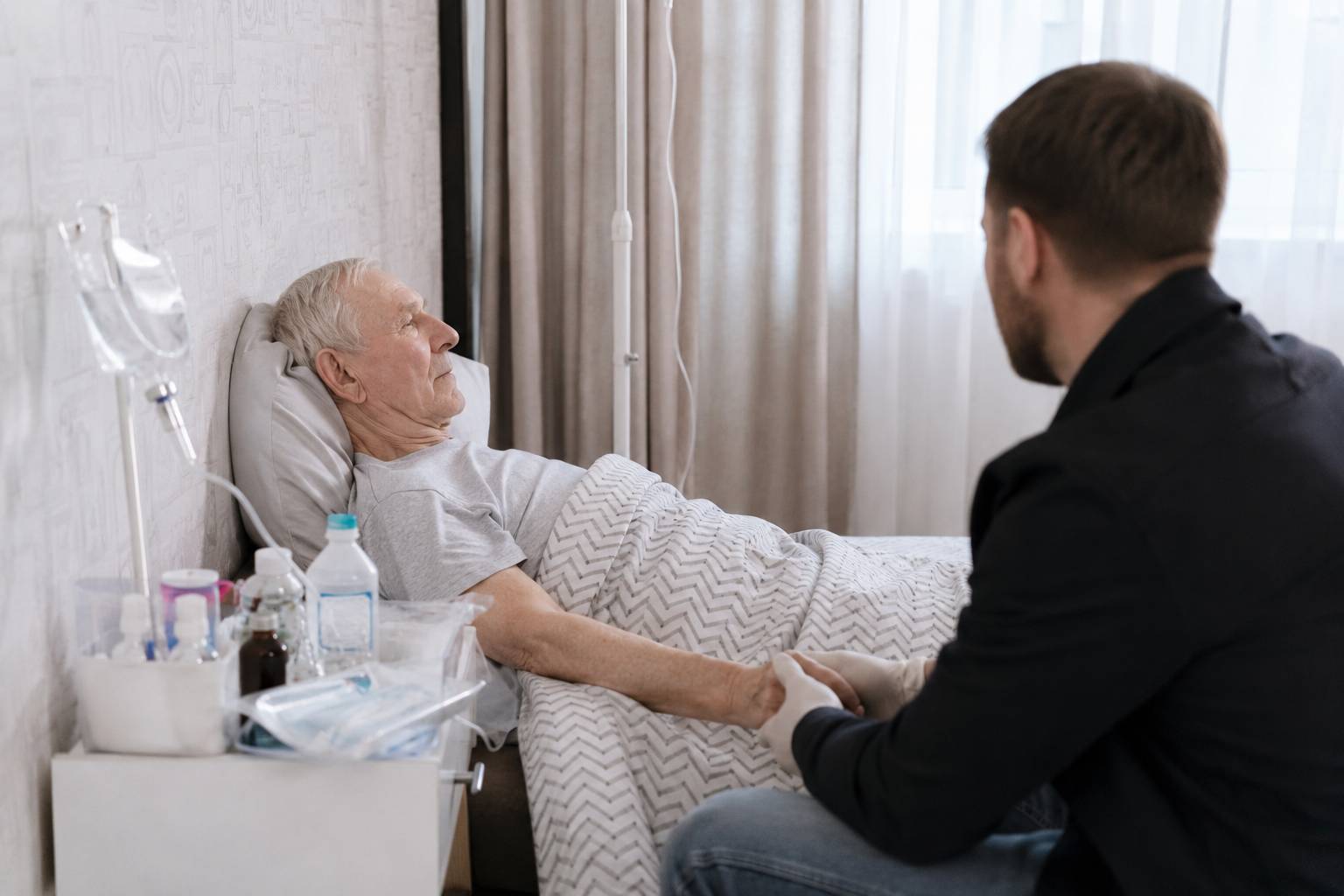 Специалист готовит к капельнице Цераксона пациента на дому